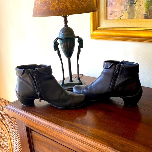 Very cute and comfortable Ecco black bootie. - Picture 1 of 10